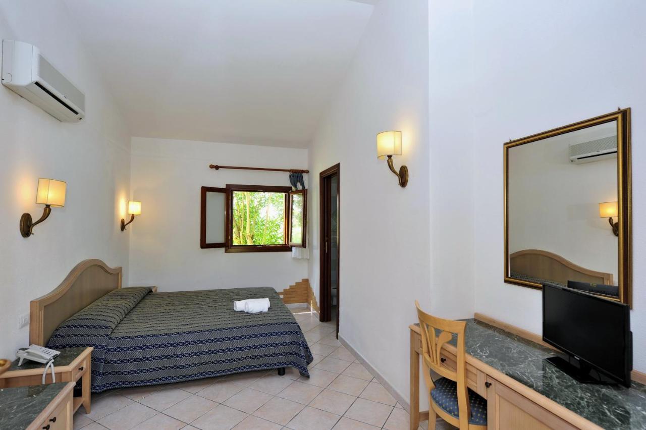 Hotel Cala Mirto บูโดนี ภายนอก รูปภาพ