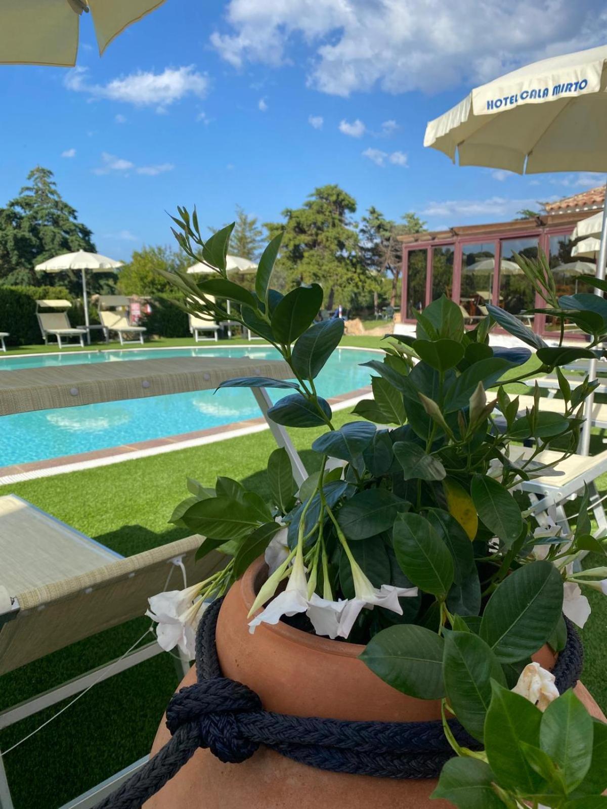 Hotel Cala Mirto บูโดนี ภายนอก รูปภาพ